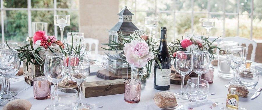 Une table d'invités du dîner de mariage décorée par Histoire d'Ange